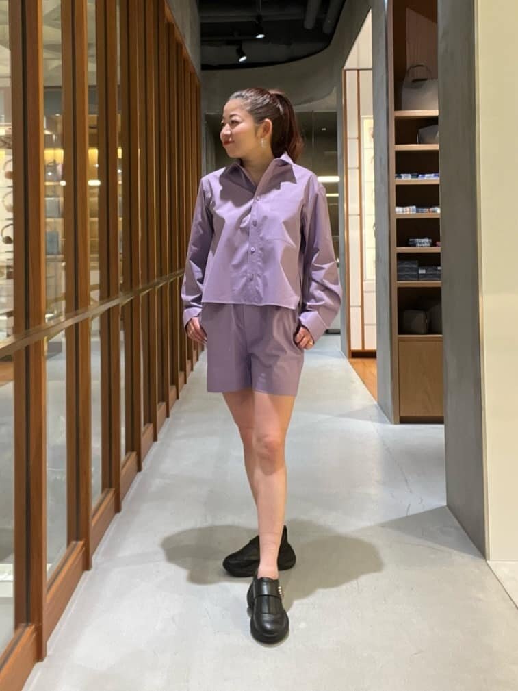 シャツとショートパンツの40代春コーデ