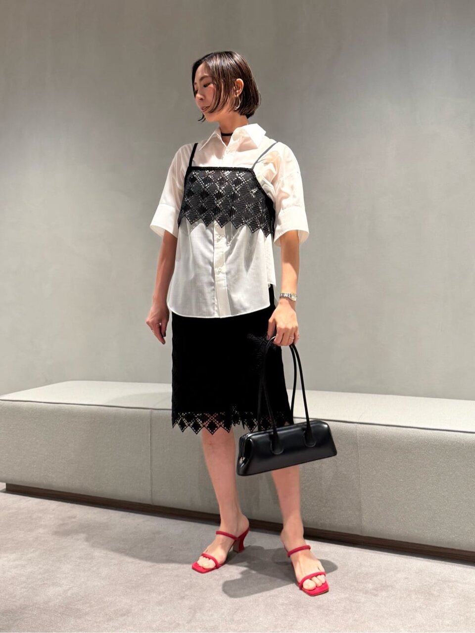 シャツとレースショートパンツの40代夏コーデ