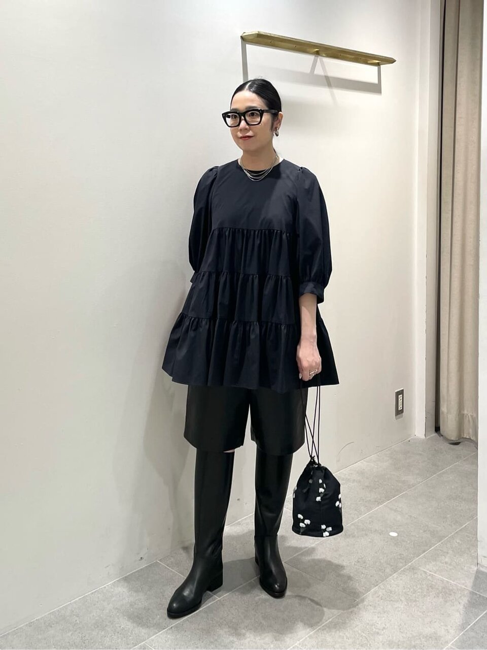 チュニックブラウスとレザーライクショートパンツの40代秋コーデ