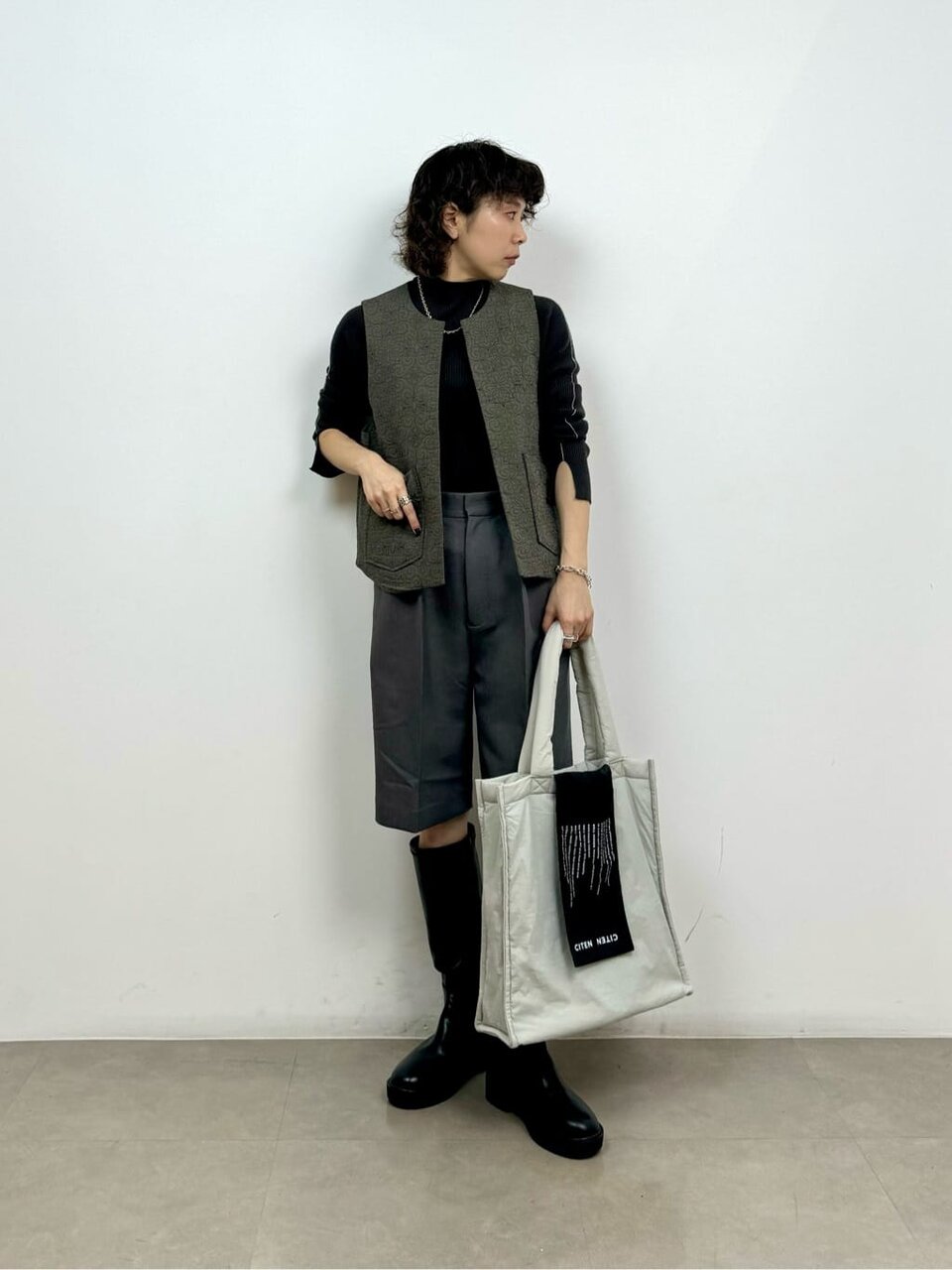ニットとショートパンツの40代秋コーデ