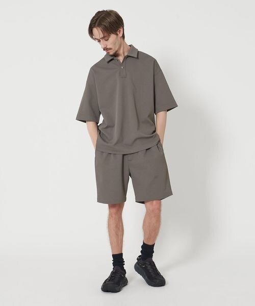 ワントーンコーデの男性