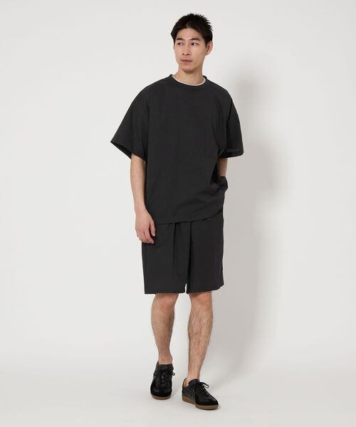 セットアップを着た男性