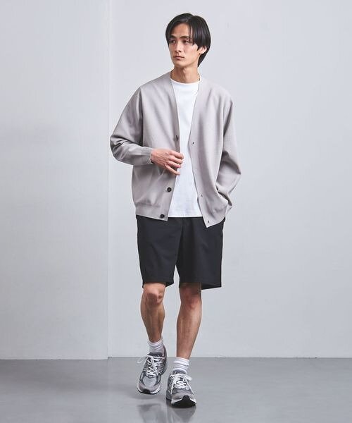 ベーシックカラーコーデの男性