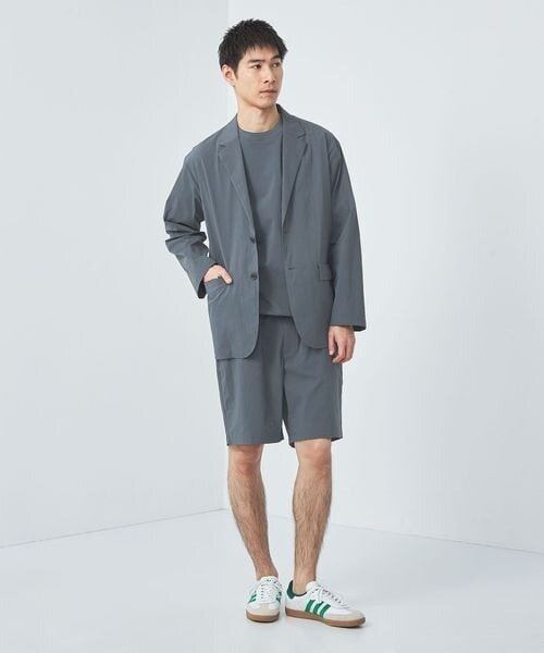 ジャケットを羽織った男性