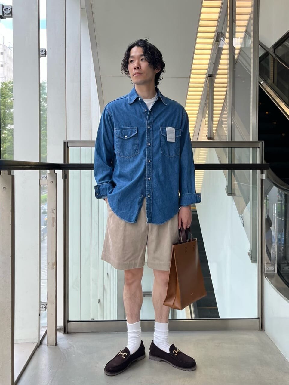 デニムシャツ×コーデュロイショートパンツのコーデ