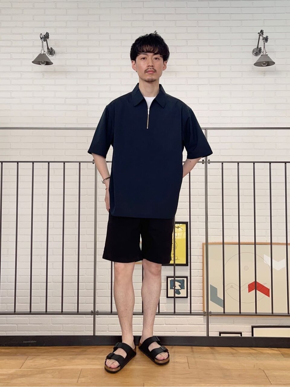 ハーフジップシャツ×ショートパンツのコーデ