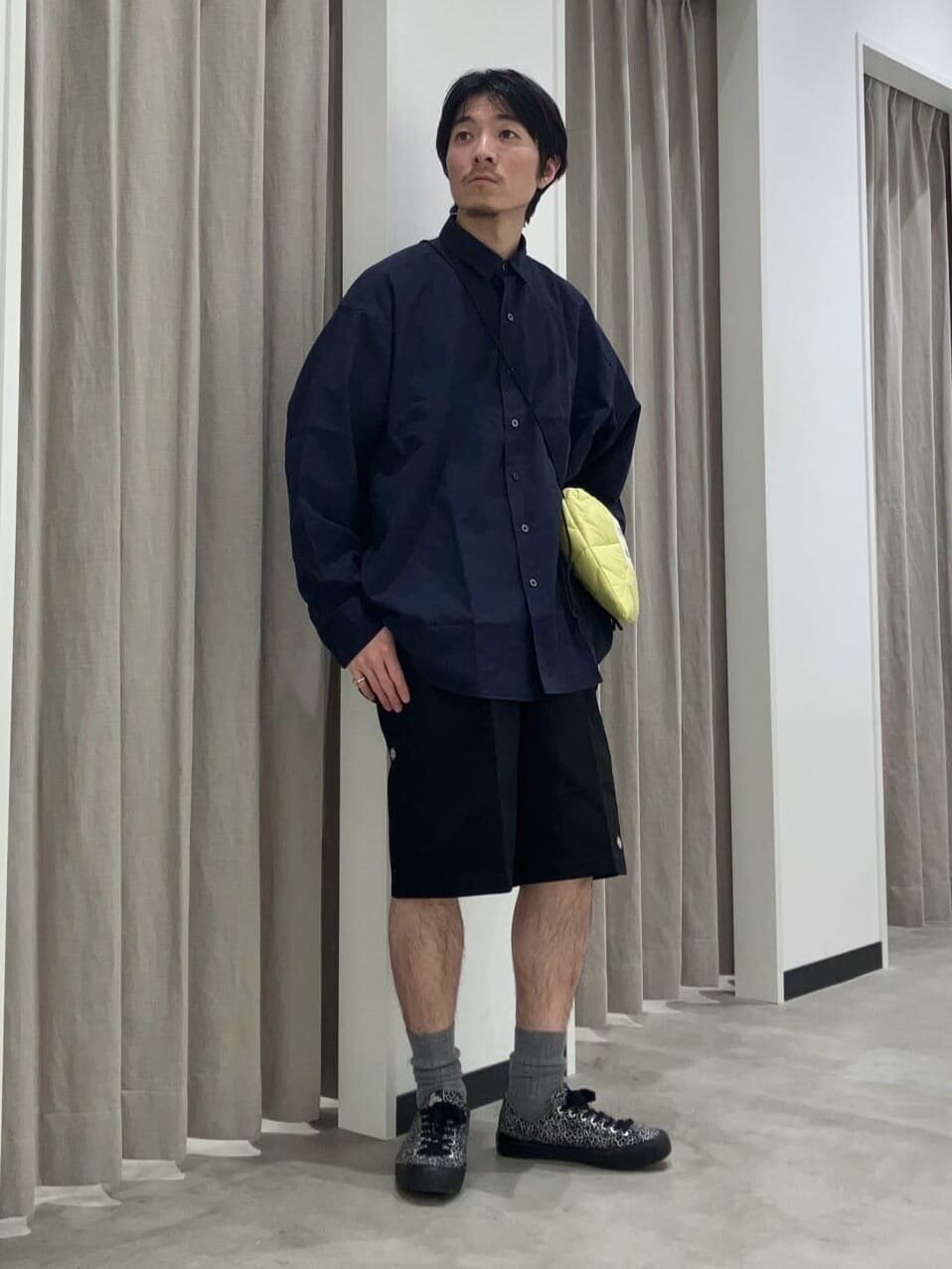 オーバーシャツ×ワークショートパンツのコーデ