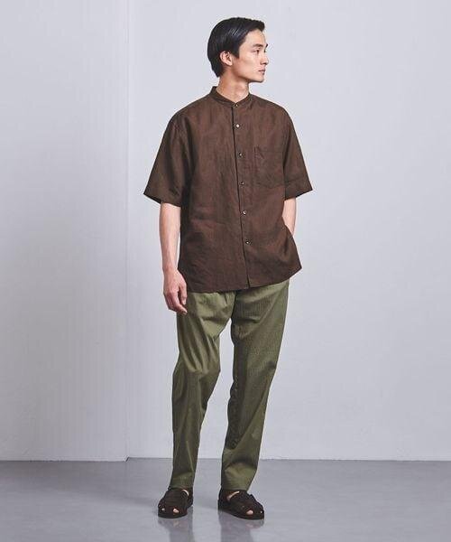 ブラウンのシャツと緑のパンツの男性