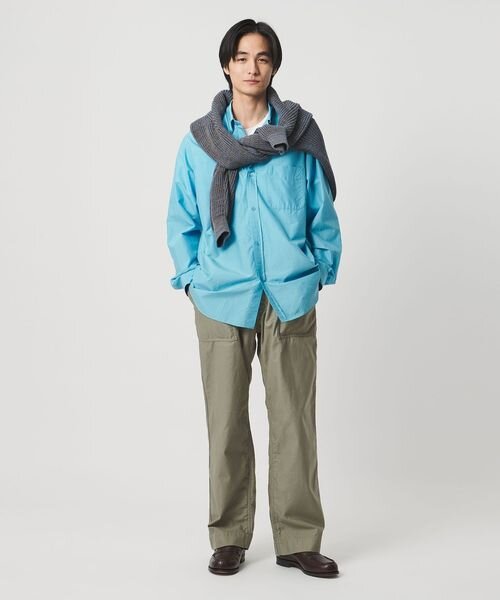 オーバーサイズのトップスを着た男性