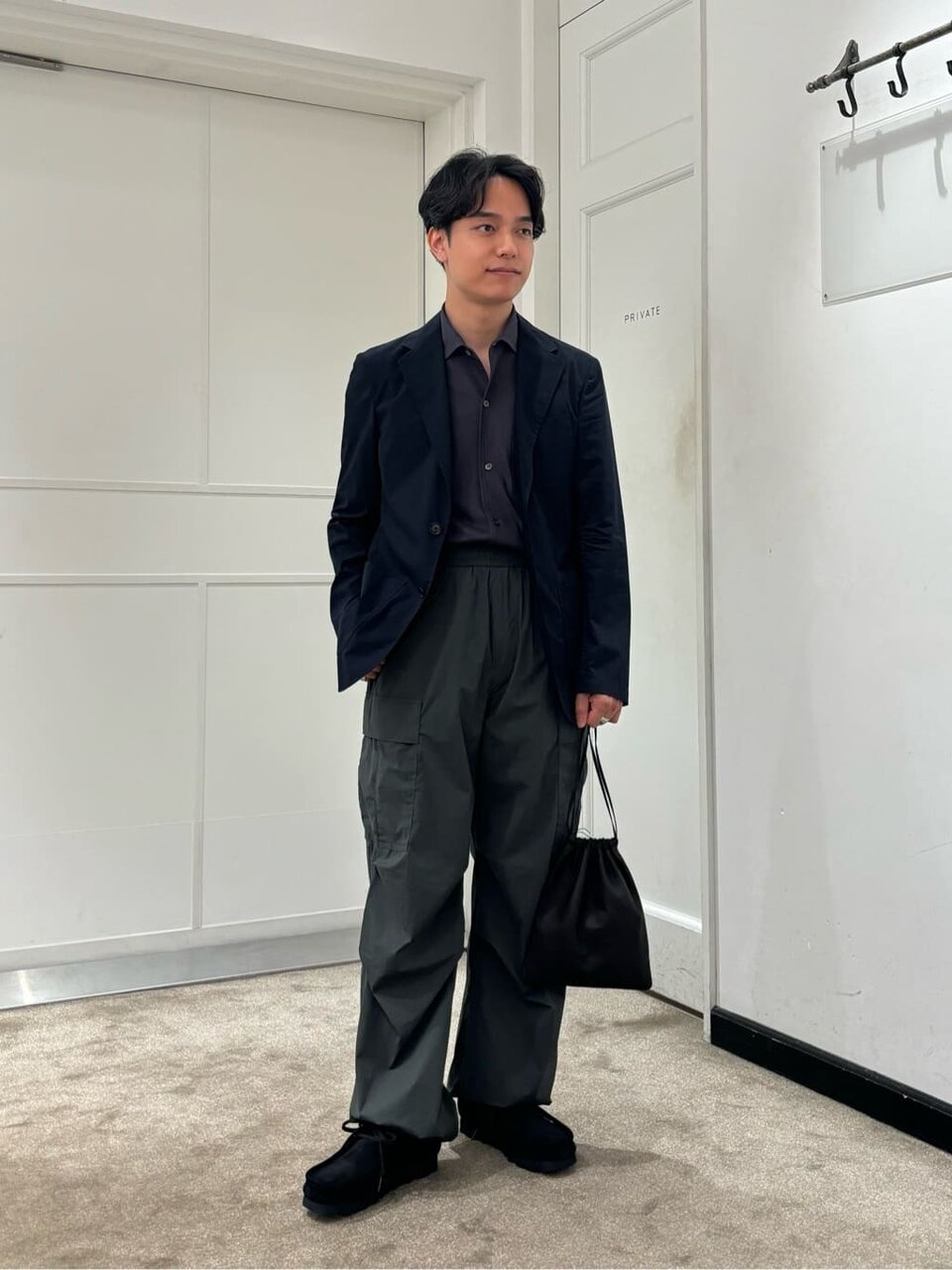 ベージュのバンドカラーシャツ×緑のストライプ柄パンツのコーデ