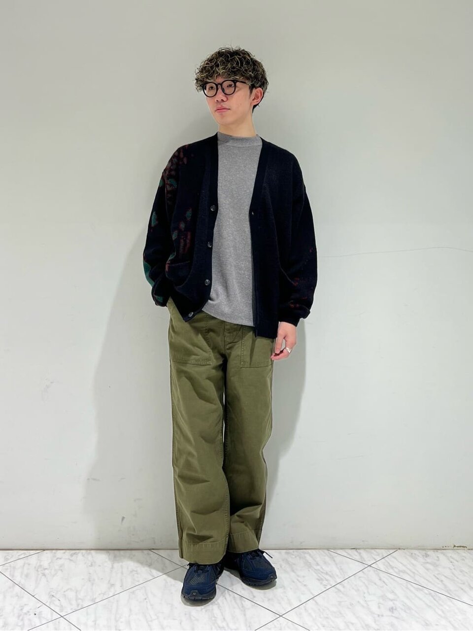 ベージュのバンドカラーシャツ×緑のストライプ柄パンツのコーデ