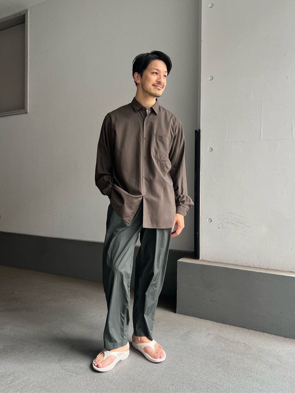 ベージュのバンドカラーシャツ×緑のストライプ柄パンツのコーデ