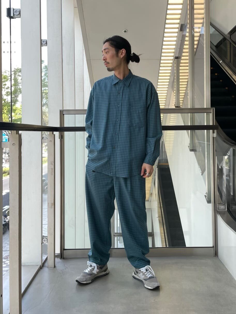 グレーのブルゾン×緑のチノパンツのコーデ