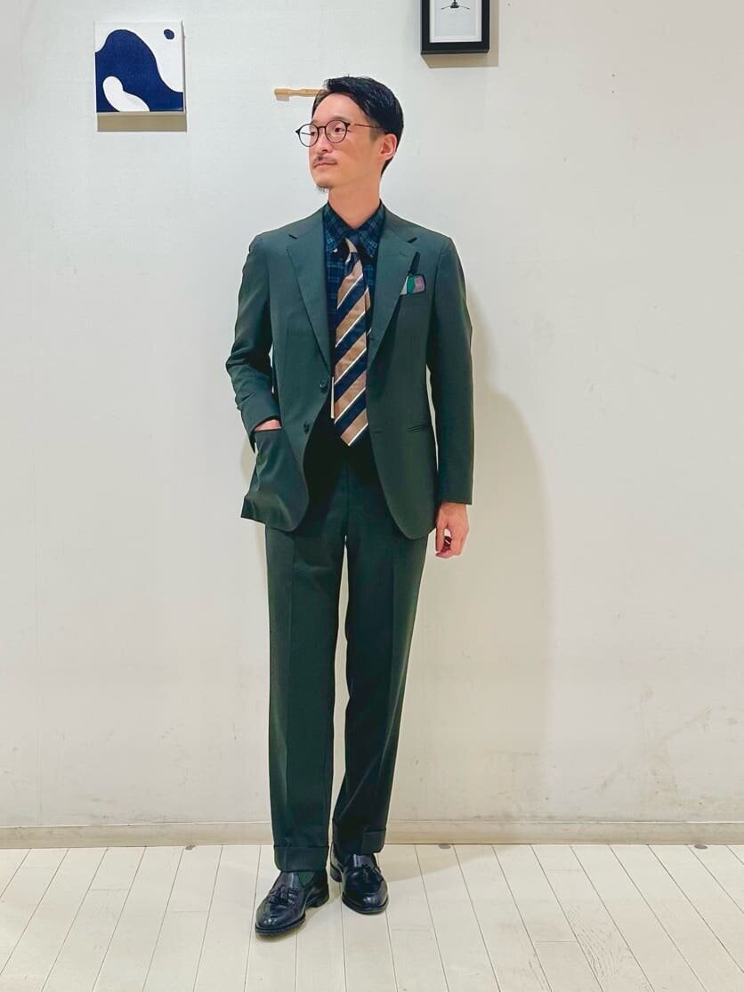 グレーのブルゾン×緑のチノパンツのコーデ