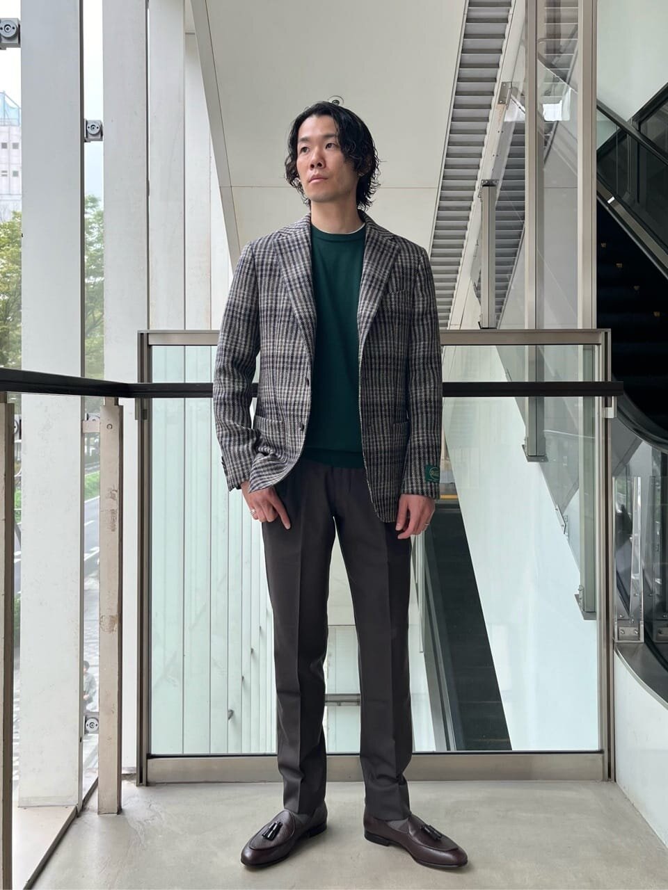 ベージュのバンドカラーシャツ×緑のストライプ柄パンツのコーデ