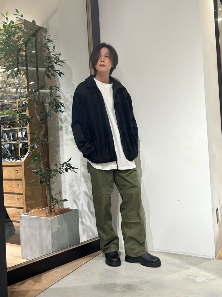 緑のファティーグパンツ×黒のジャケットのコーデ