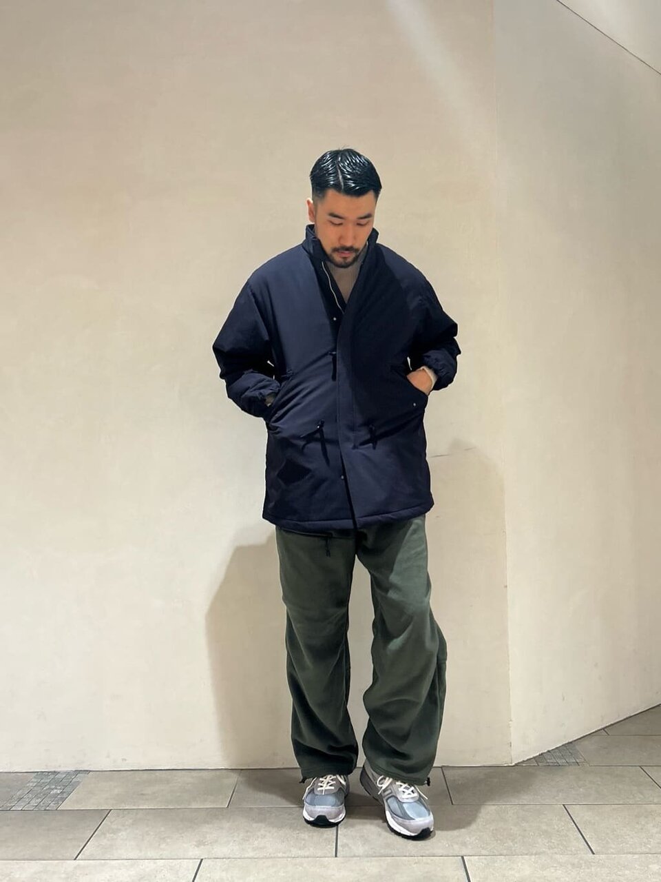 緑の フリースパンツパンツ×ネイビーのジャケットのコーデ