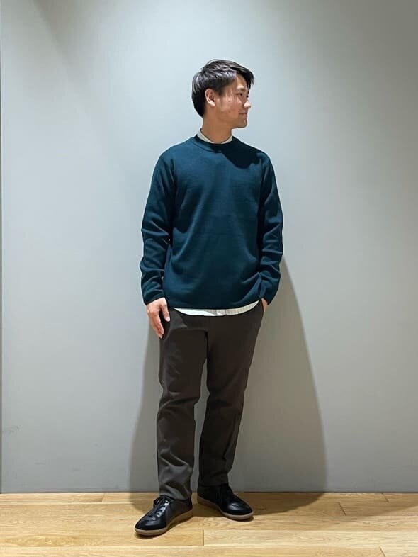 緑のユーティリティパンツ×緑のニットのコーデ