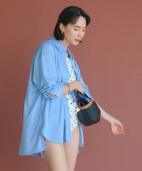 ラッシュガードシャツを着た女性