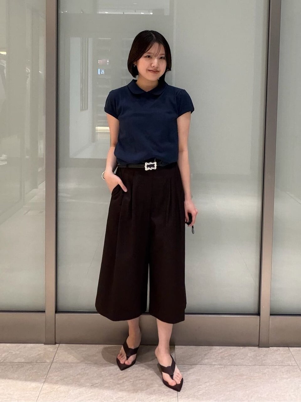 キュロットパンツとサンダルを履いた女性