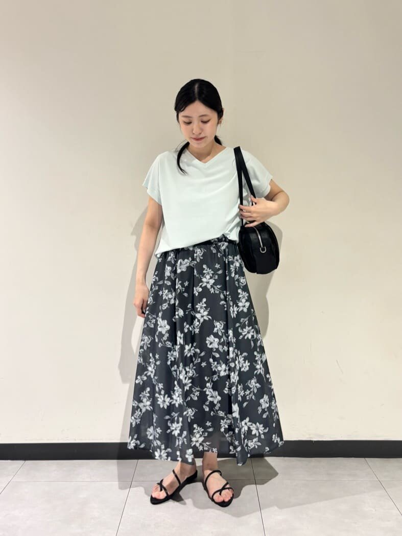 フラワープリントスカートとサンダルを履いた女性