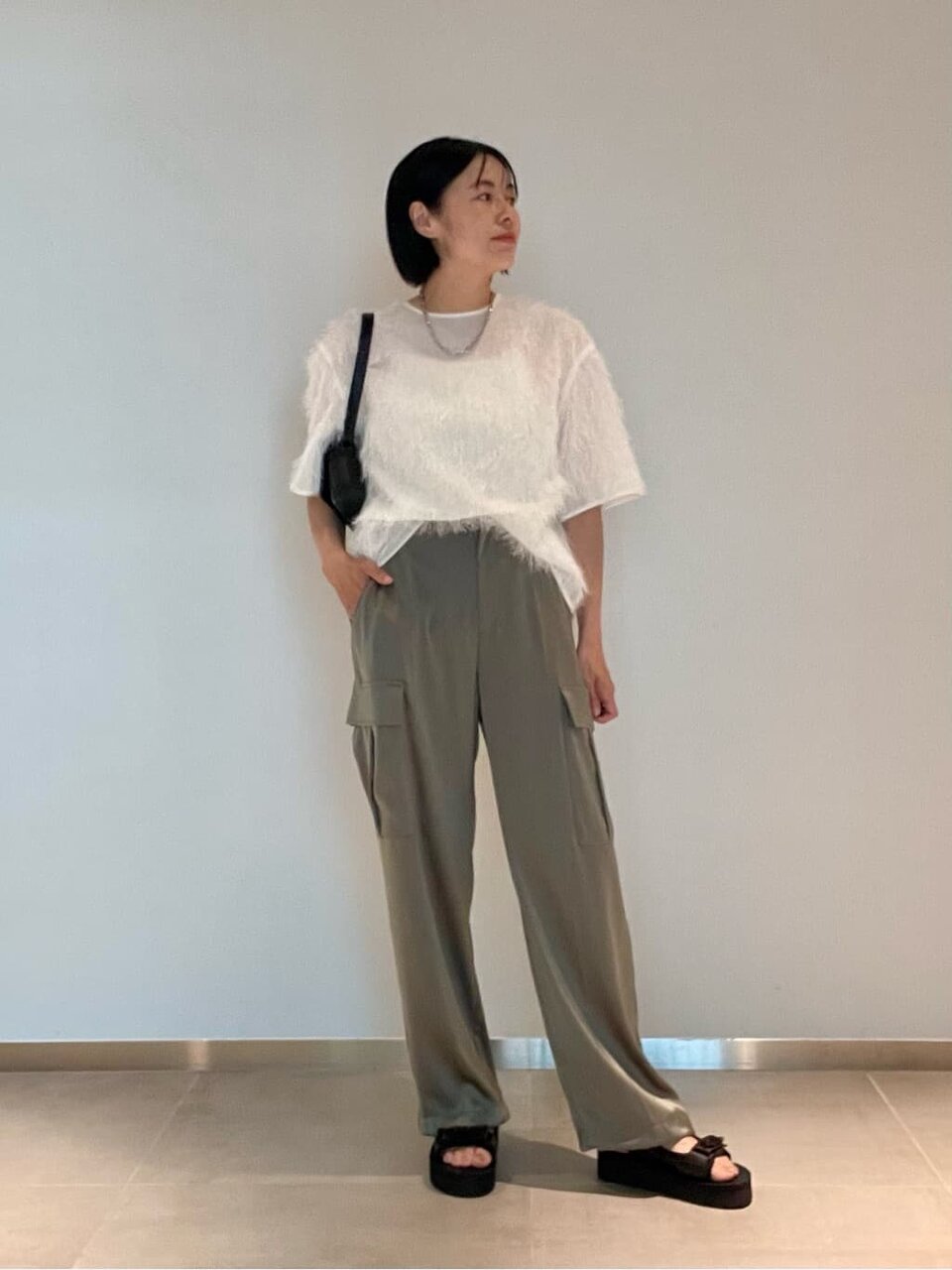カーゴパンツと厚底サンダルを履いた女性