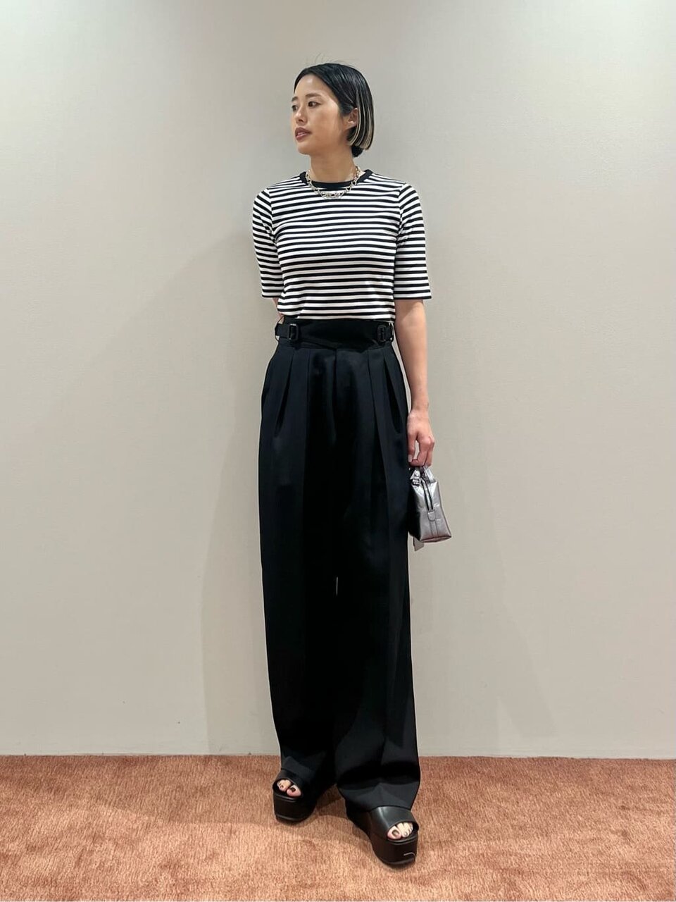 ワイドパンツと厚底サンダルを履いた女性