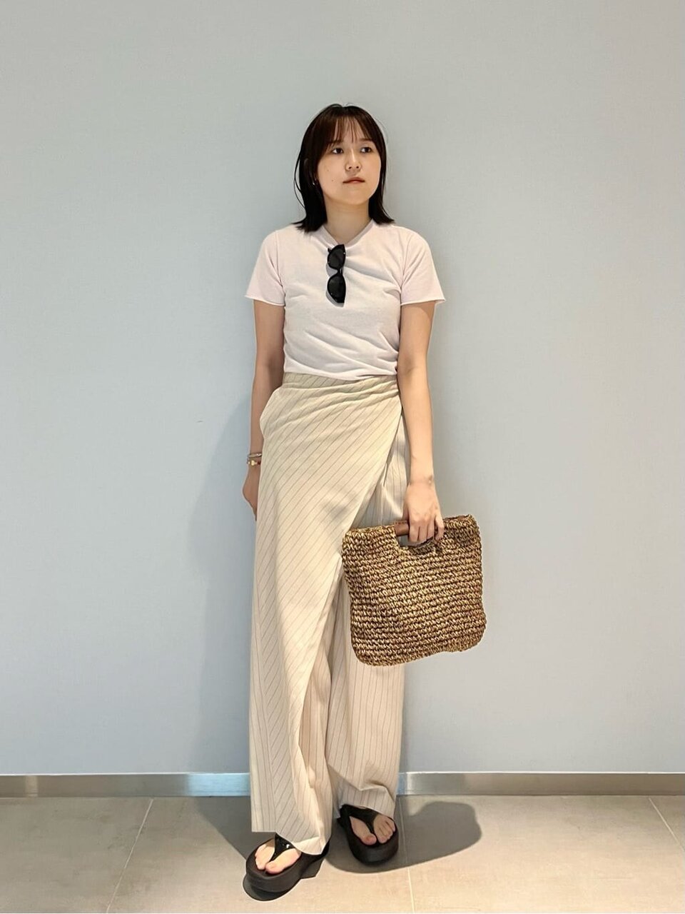 Tシャツとラップパンツを着た女性