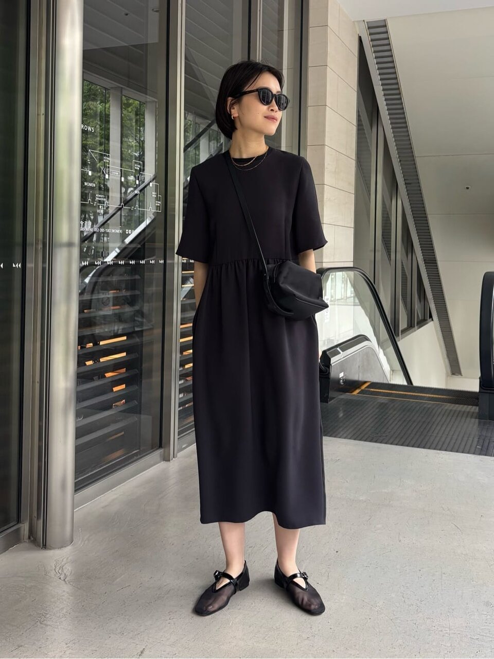 ショートスリーブワンピースを着た女性