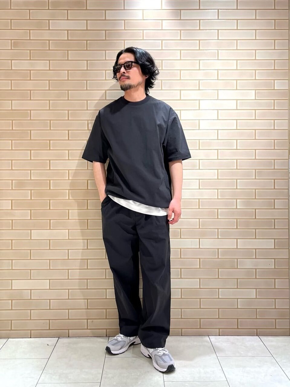 Tシャツとイージーパンツを着た男性