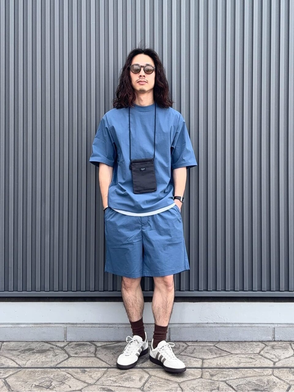 Tシャツとショーツをセットアップで着た男性