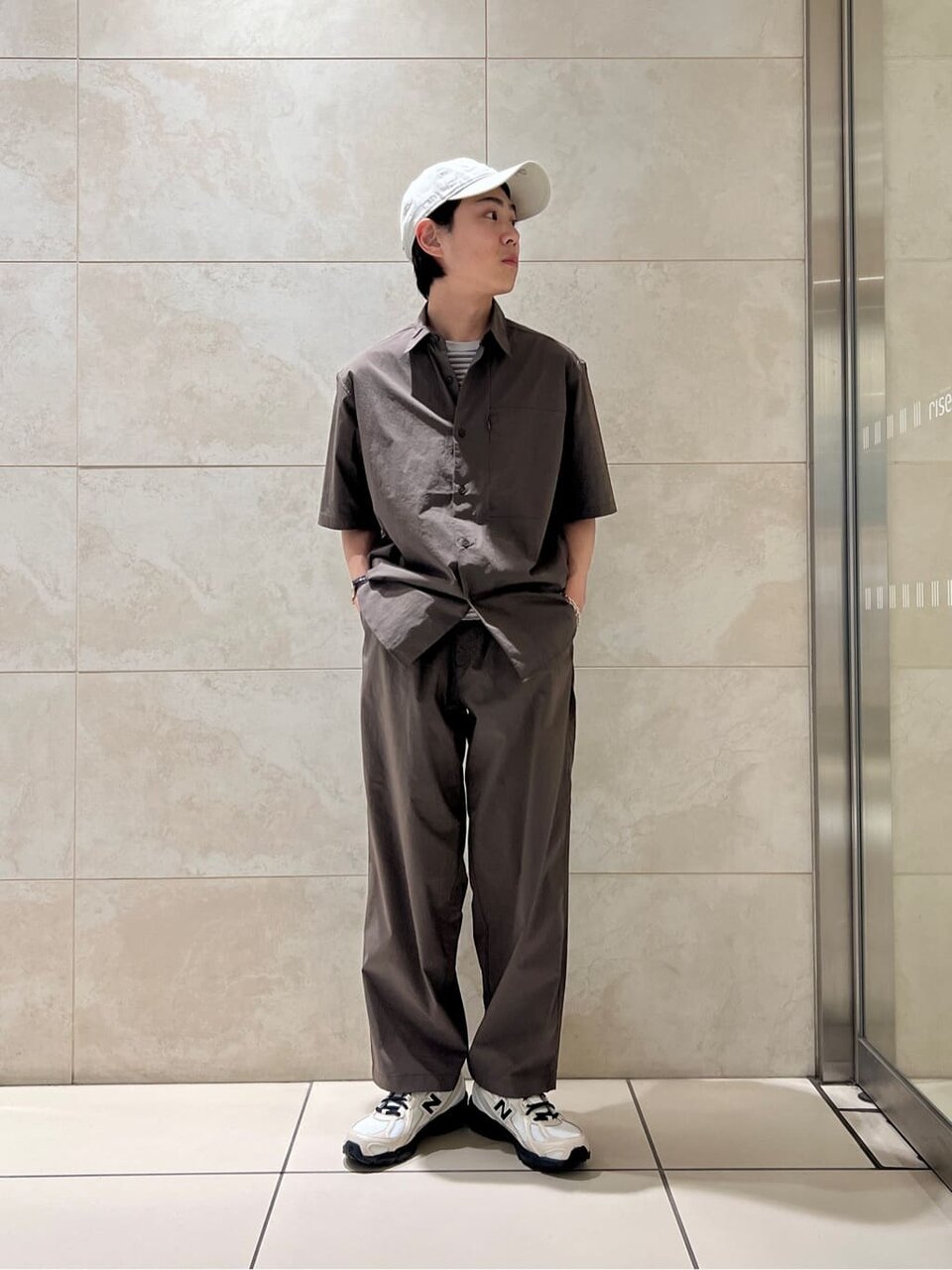 シャツとワイドイージーパンツを着た男性