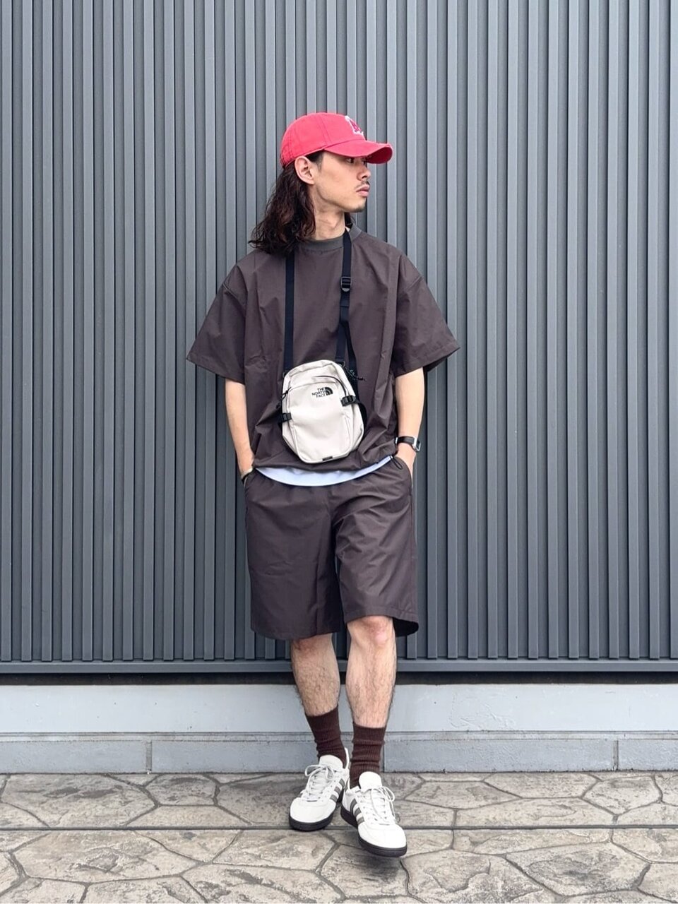 Tシャツとショーツを着た男性