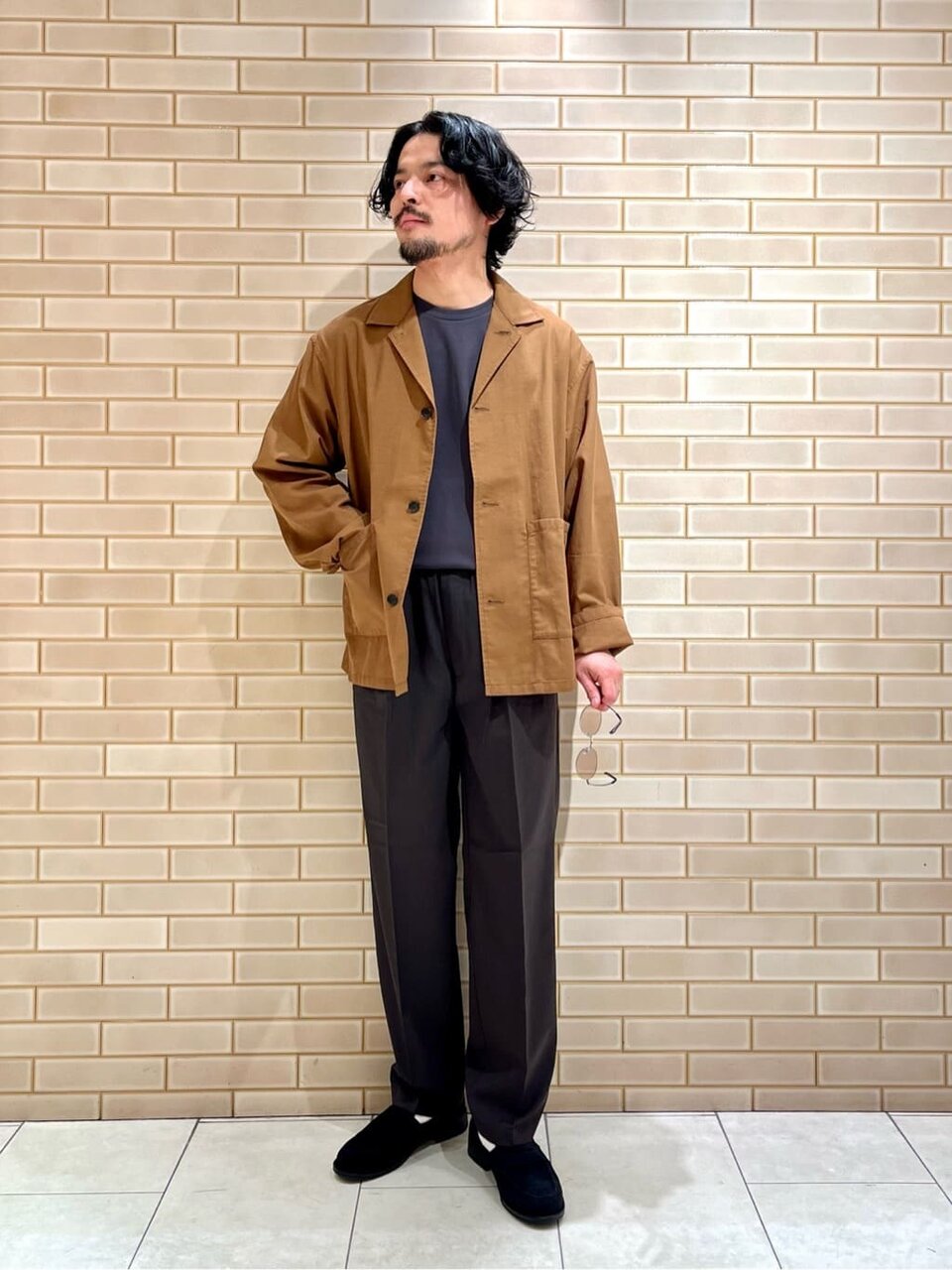 カバーオールを着た男性