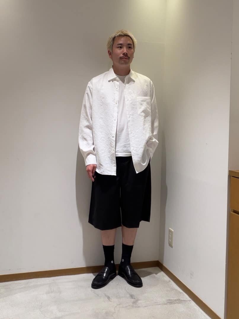 モノトーンコーデの男性