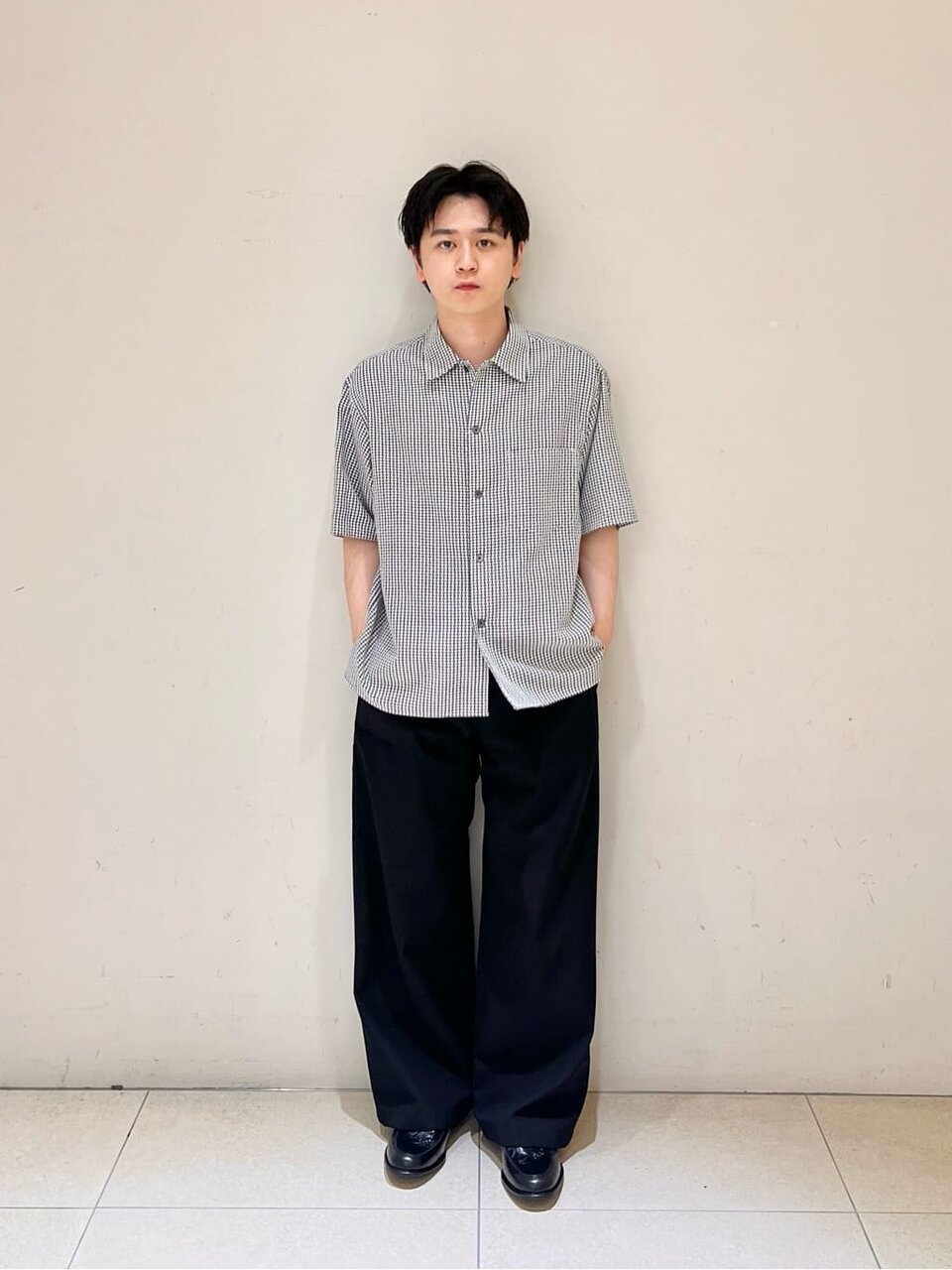 キャンプカラーシャツを着た男性