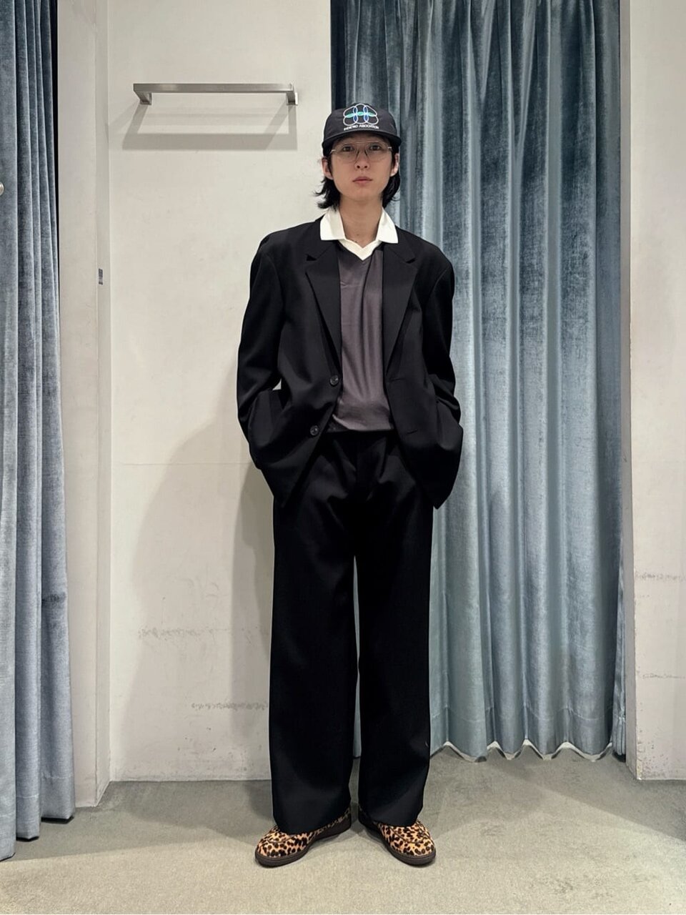 黒のセットアップを着た男性