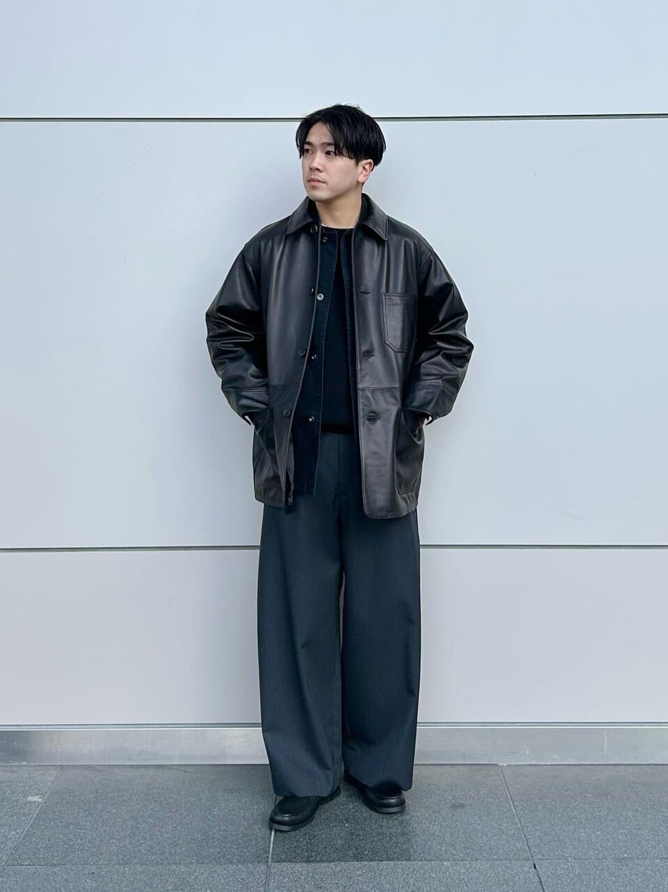 レザーカバーオールを着た男性