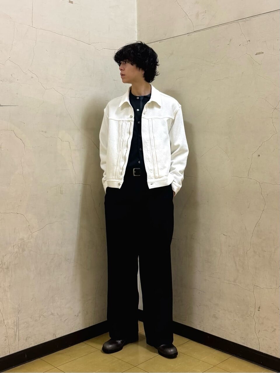 白のデニムジャケットを着た男性