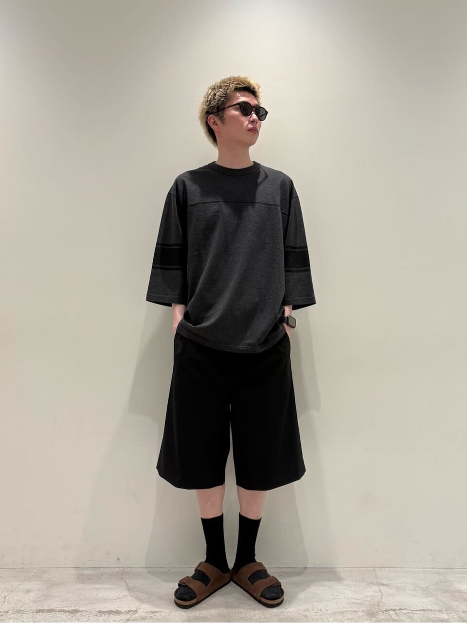 黒のTシャツとショーツを着た男性