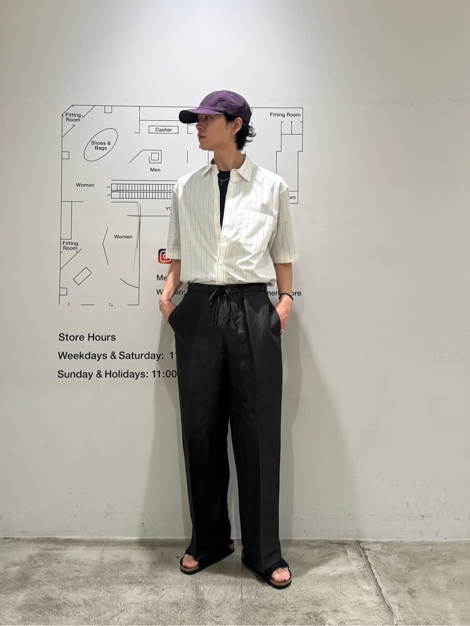 ストライプ柄シャツとイージーパンツを着た男性