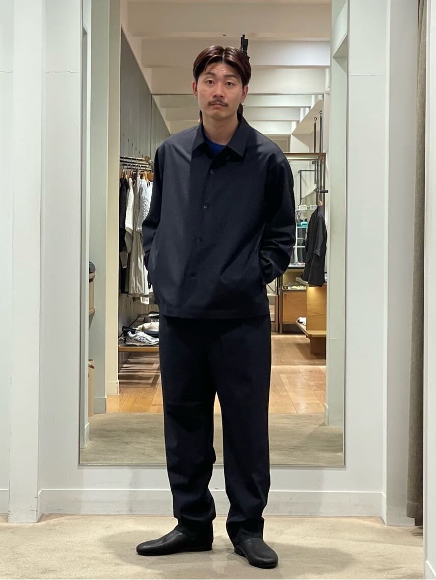 ネイビーのセットアップを着た男性