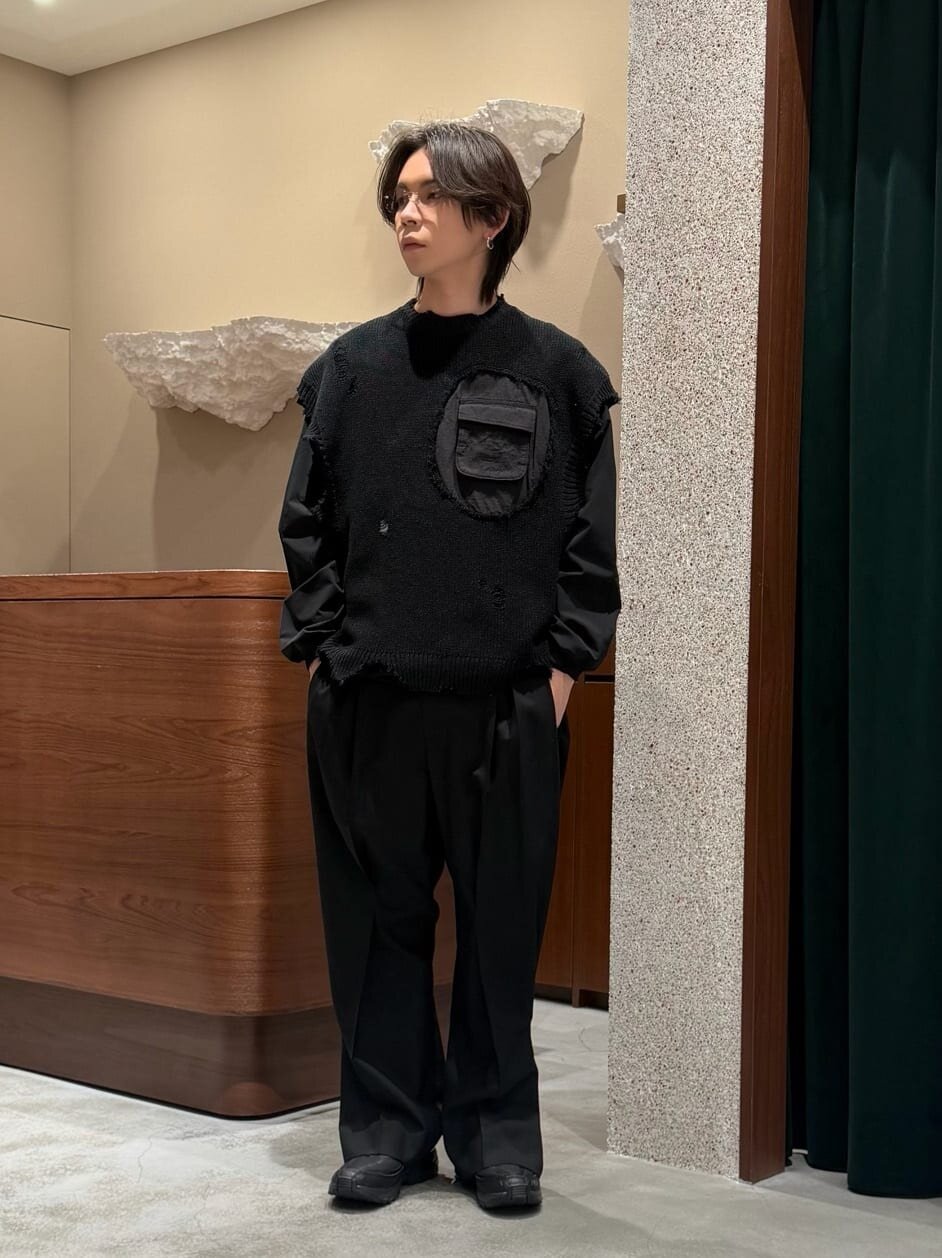 ニットベストを着た男性