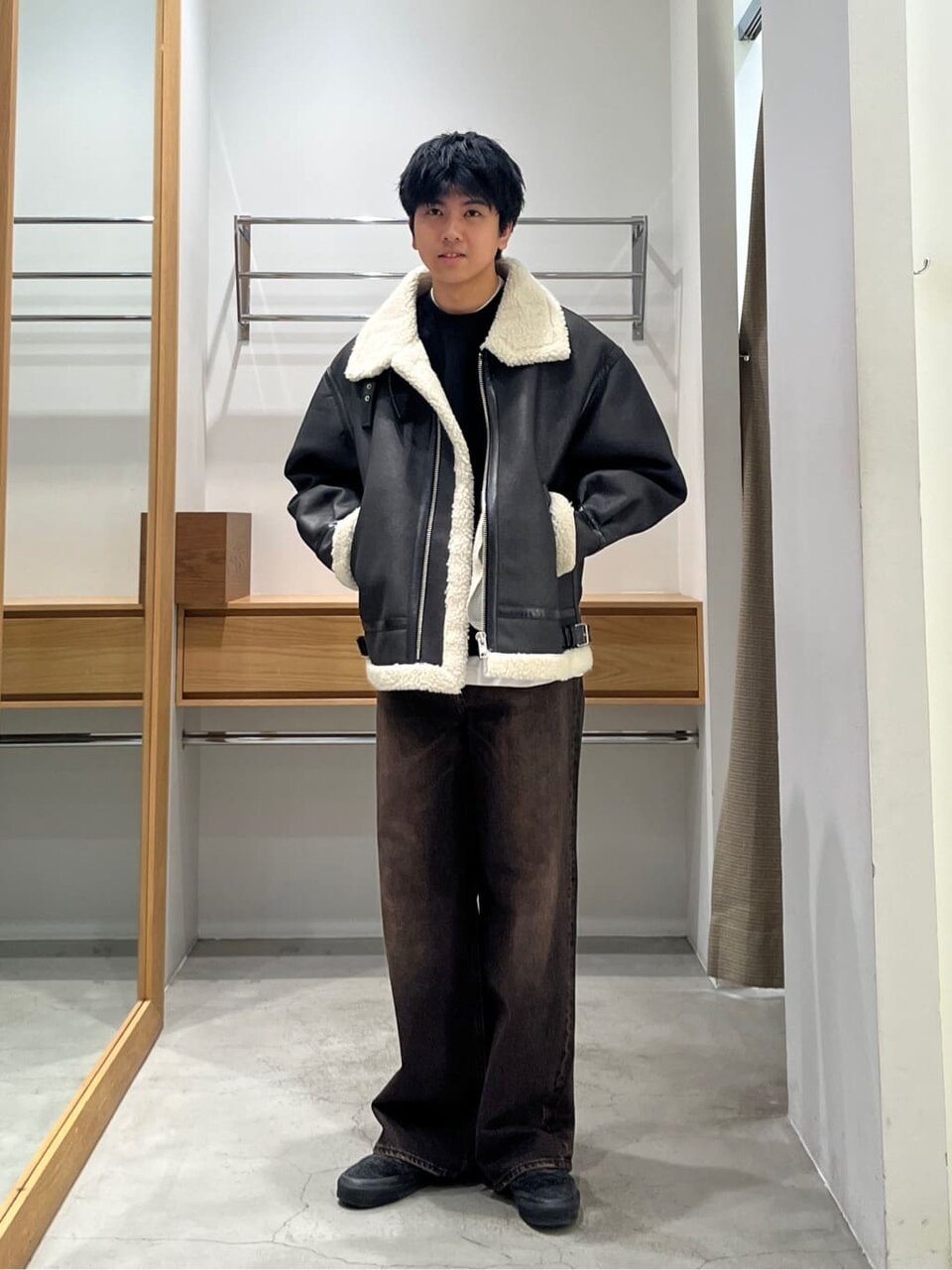 ムートンライクコーツを着た男性