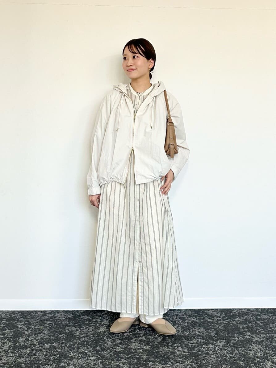 ストライプ柄のワンピースを着た女性