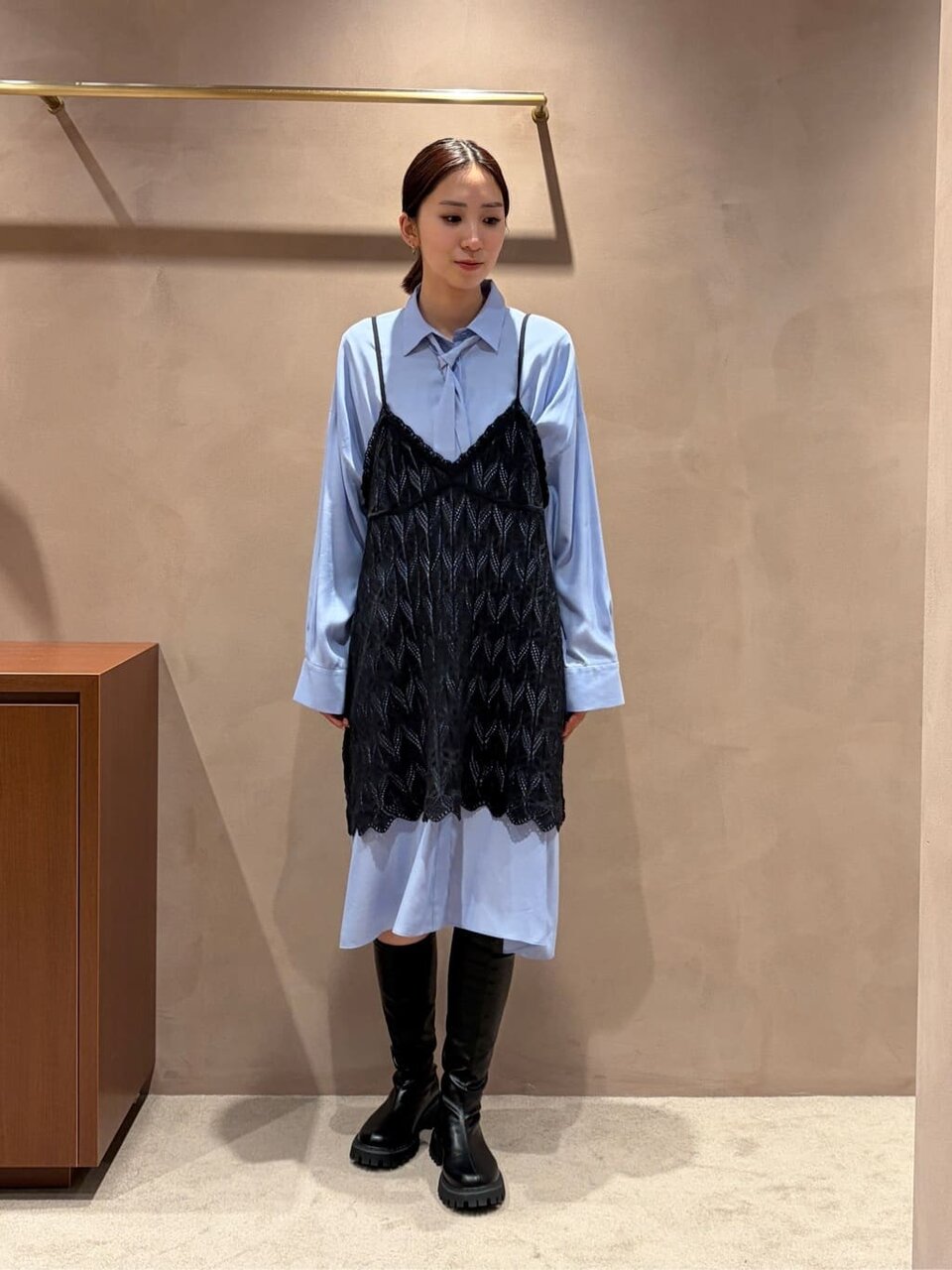 ブルーのワンピースとキャミソールワンピースを着た女性
