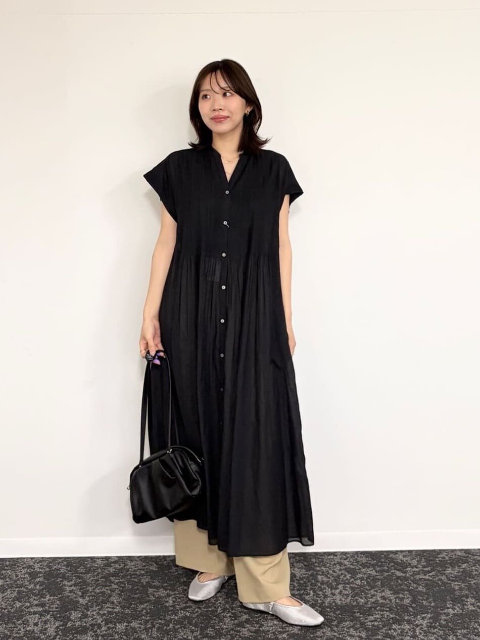 黒のワンピースを着た女性