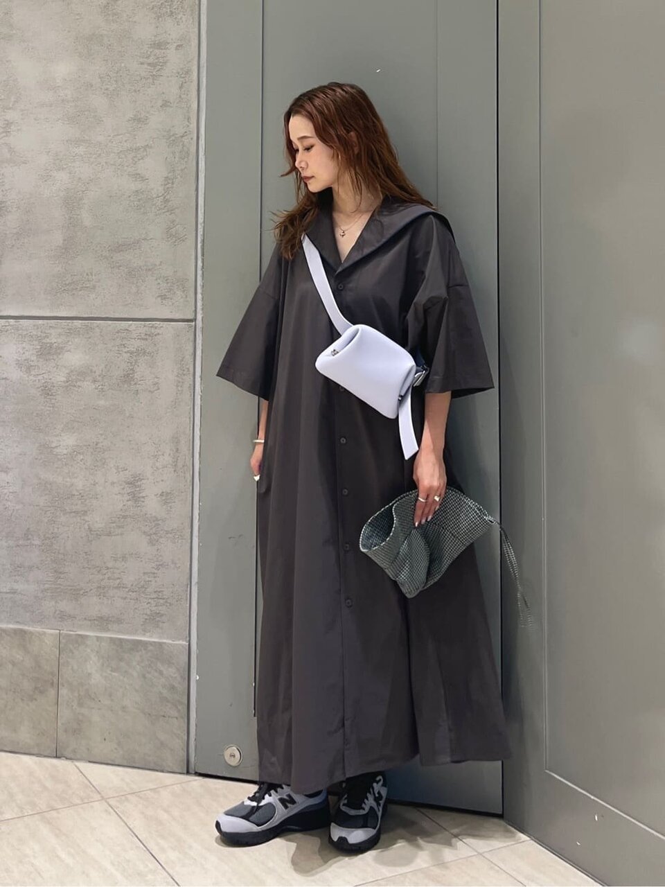 セーラーカラーシャツワンピースを着た女性