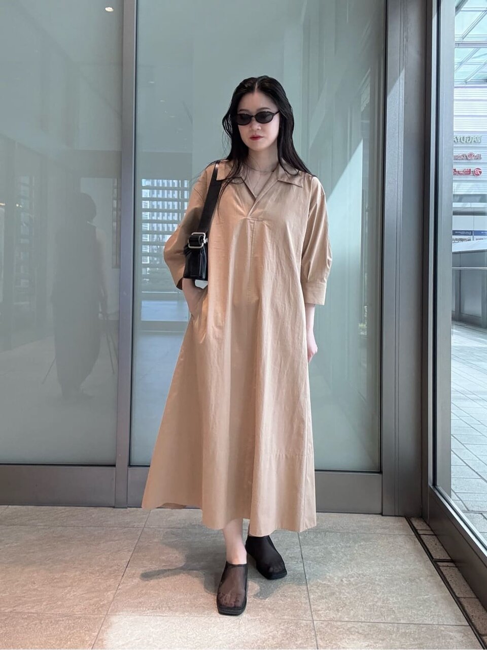 スキッパーシャツワンピースを着た女性