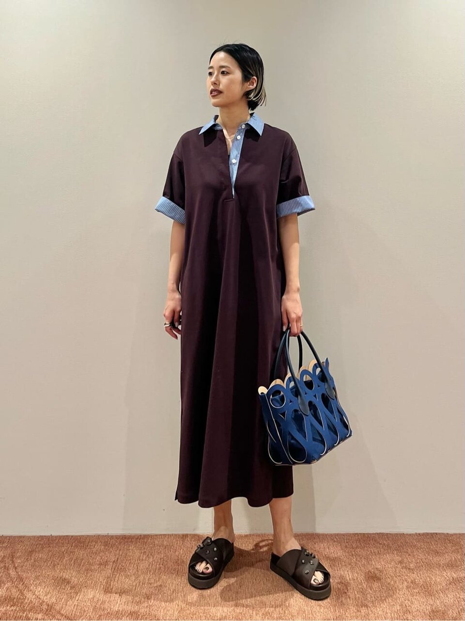 半袖シャツワンピースを着た女性